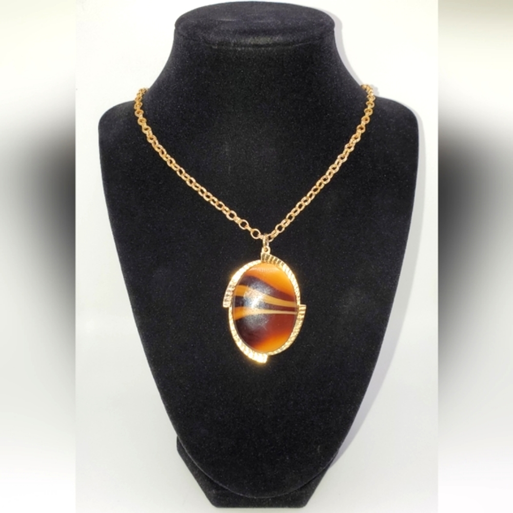 🟥🟩 SARAH COVENTRY Oval Gold Tone Pendant 24 Inch Chain Necklace - Picture 2 of 7